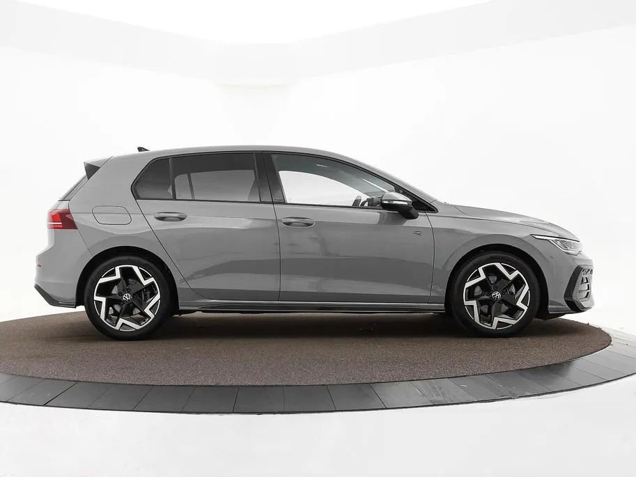 Volkswagen Golf 1.5 eTSI 150pk DSG R-Line · Apple/Android Car Play · Trekhaak ·  Camera + Parkeersensoren · Stoelverwarming · Garantie t/m 24-09-2030 of 100000km.