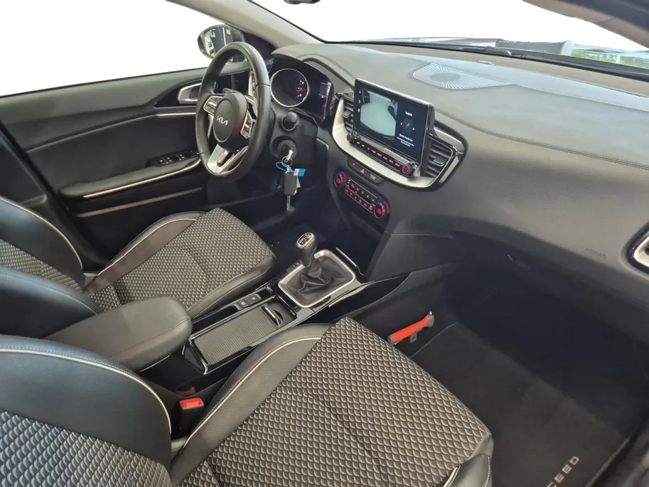 Kia XCeed 1.5 T-GDI MHEV DynamicLine | Cruise Control | Climate Control | Camera | Navigatie | 18 Inch Velgen |