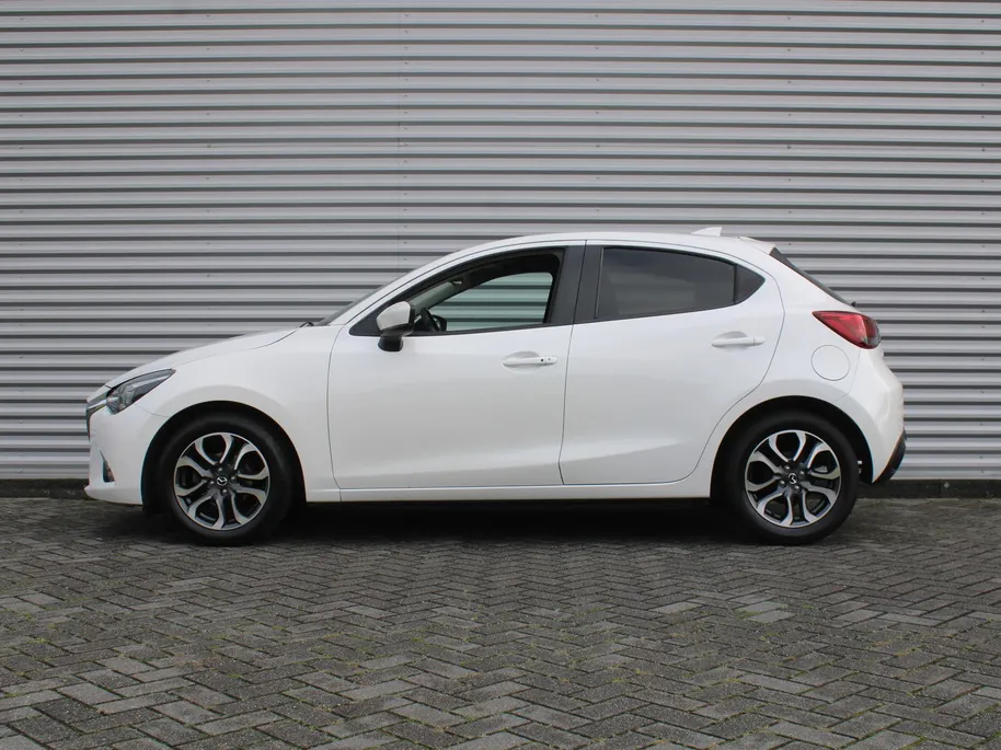 Mazda 2 1.5 Skyactiv-G GT-M | Trekhaak | Camera | Stoelverwarming | 16' LM | Navi | Cruise | Clima | Dodehoek detectie | LED | HUD |