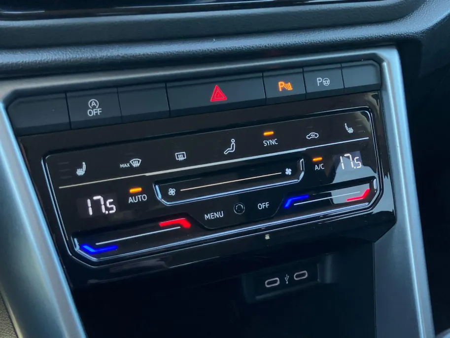Volkswagen T-Roc 1.0TSI/110PK Life Business · Navigatie · Apple/Android Car Play · Stoelverwarming · Garantie t/m 06-06-2027 of 100000km.