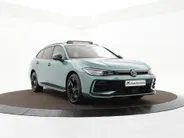 Volkswagen Passat Variant 1.5 eTSI 272pk DSG R-Line Edition · Panoramadak · Camera · Inklap. Trekhaak · Harman Kardon Sound · Head-Up Display · Massagefunctie · Garantie t/m 13-03-2030 of 100.000km