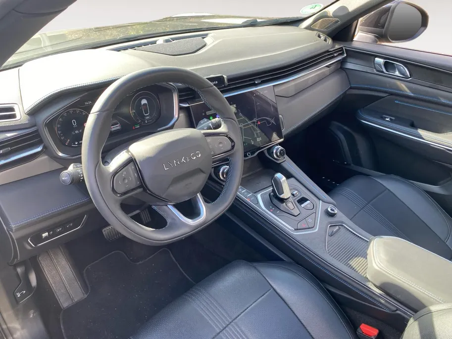 Lynk & Co 01 1.5 PHEV 260pk Black Pack | NL Auto | Zwarte hemel | Trekhaak | Panodak | Stoelverwarming | LED | Etc.