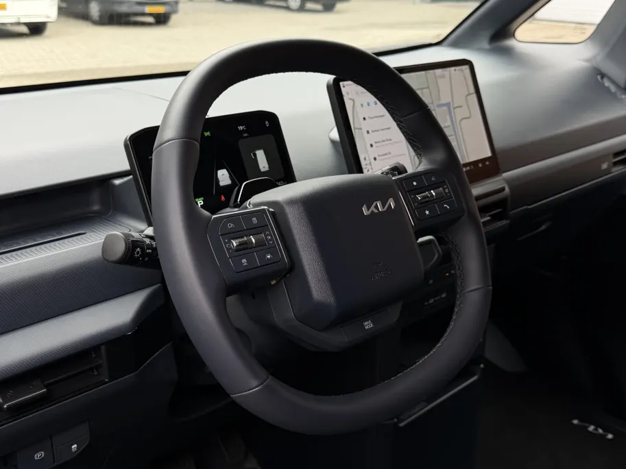 Kia PV5 L2H1 Elite Executive 71.2 kWh | 416 km WLTP-actieradius | 10% - 80% laden snelladen in 30 minuten | All-season banden | Dodehoek camera | 360 camera | Parkeersensoren rondom | Stoel- en stuurverwarming | Draadloos Apple/Android Carplay | Navi