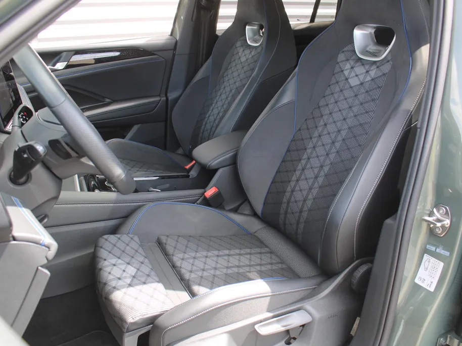 Volkswagen Tiguan 1.5 eHybrid R-Line Edition | Elek. trekhaak | Schuifdak | Stuur-/stoelverwarming + massage | Camera | 20' LM | HUD | LED | Dodehoek detectie | Nieuwstaat | BTW auto |
