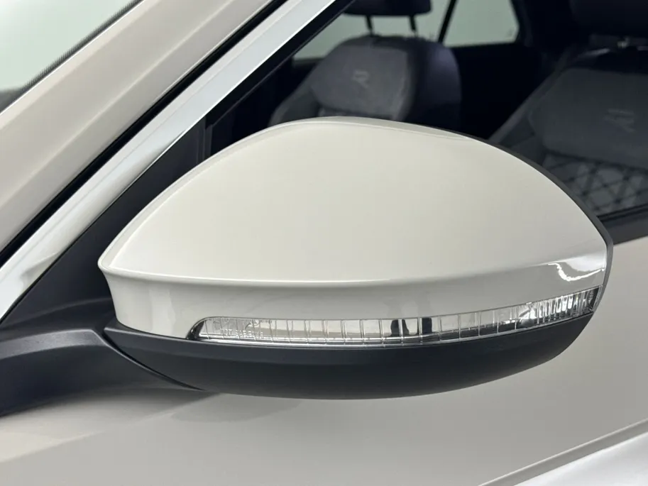 Volkswagen T-Roc 1.5 TSI R-Line DSG Automaat | IQ Light | Elektrische Achterklep | Winterpakket