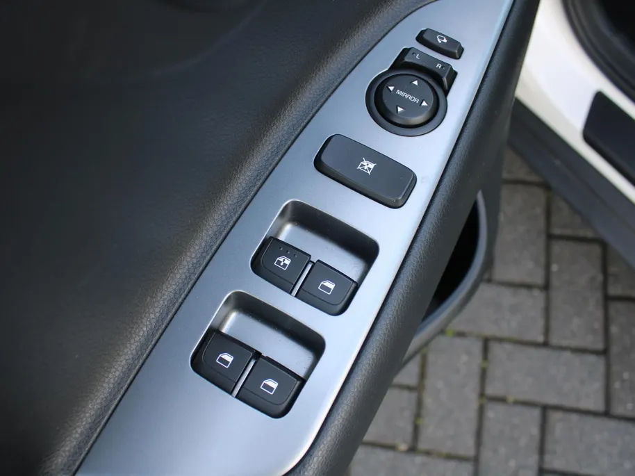 Kia Stonic 1.0 T-GDi MHEV GT-Line | Trekhaak | Stuur-/stoelverwarming | Camera | Clima | Cruise | 17" LM | Navi | Apple Carplay/Android Auto |