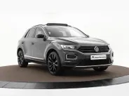 Volkswagen T-Roc 1.5 TSI 150pk Sport Business R · Panoramadak · Camera · Standkachel · Stoelverwarming · Navigatie · 19' Velgen · Elek. Inklapbare Spiegels ·