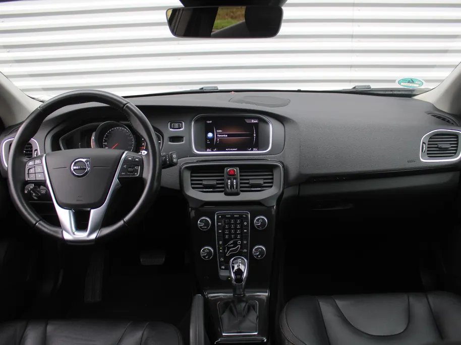 Volvo V40 Cross Country 1.5 T3 Dynamic Edition | Trekhaak | 17' LM | Panoramadak | Leer | PDC v+a | Camera | Stoel-/voorruitverwarming | HK audio |