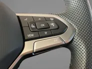 Volkswagen Golf 1.5 eTSI 150pk DSG R-Line · Apple/Android Car Play · Trekhaak ·  Camera + Parkeersensoren · Stoelverwarming · Garantie t/m 24-09-2030 of 100000km.