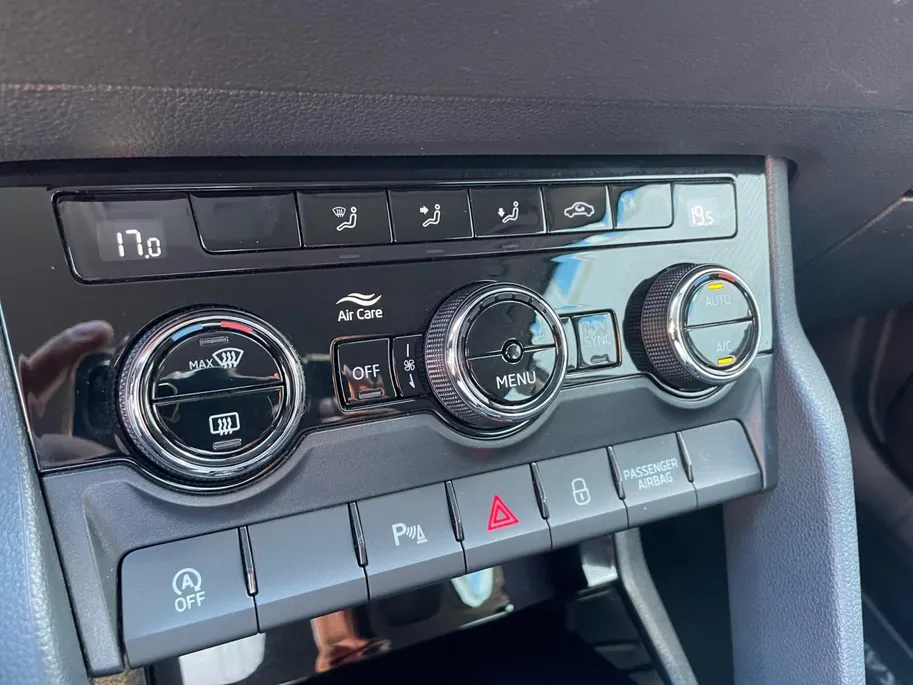 Škoda Karoq 1.0 TSI Ambition Business DSG-Automaat| Wegklapbare trekhaak| Navi| Cruise Control| Climate control| Parkeersensoren v+a|