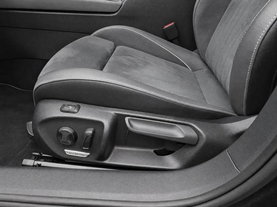 Volkswagen Passat Variant 1.5 eTSI 150pk DSG Business · Camera · Keyless · Apple/Android Car Play · Elek. Voorstoel · Elek. Achterklep · 17'' Inch · Garantie t/m 28-03-2028 of 100.000km