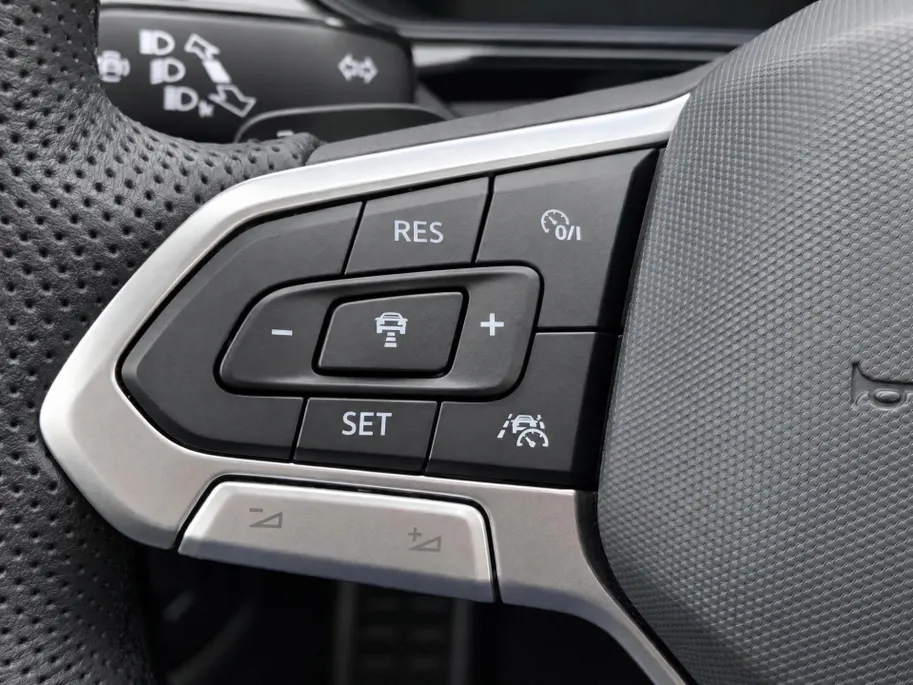 Volkswagen T-Roc 1.5TSI/150PK R-Line Black Style · Panoramadak · Apple/Android Car Play · Navigatie · Camera · Stoelverwarming · Garantie t/m 14-07-2027