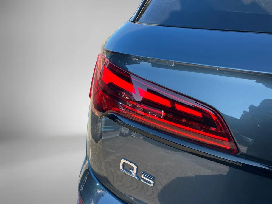 Audi Q5 50TFSIe 299PK S line · Panoramadak · Trekhaak · Camera + parkeersensoren · Apple/Android Car Play · Stoelverwarming ·