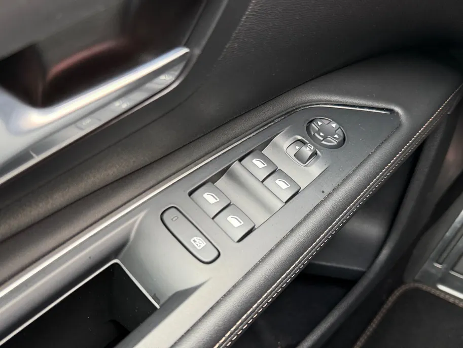 Peugeot 5008 1.2 Hybrid 136 GT 146PK AUTOMAAT | 7-persoons | Cruise Control | Climate Control | Schuif- kanteldak | 360 camera | Parkeersensoren rondom |