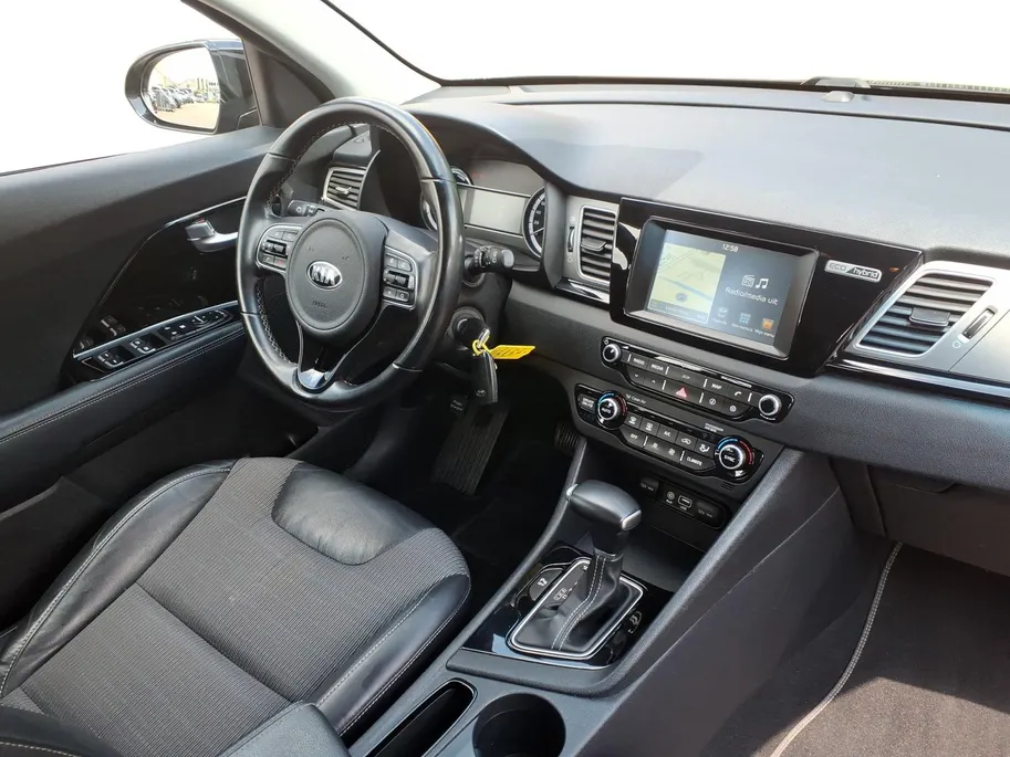 Kia Niro 1.6 GDi Hybrid First Edition achteruitrijcamera , navigatiesysteem full map , electronic climate controle , cruise , parkeersensor , lm velgen zwart .