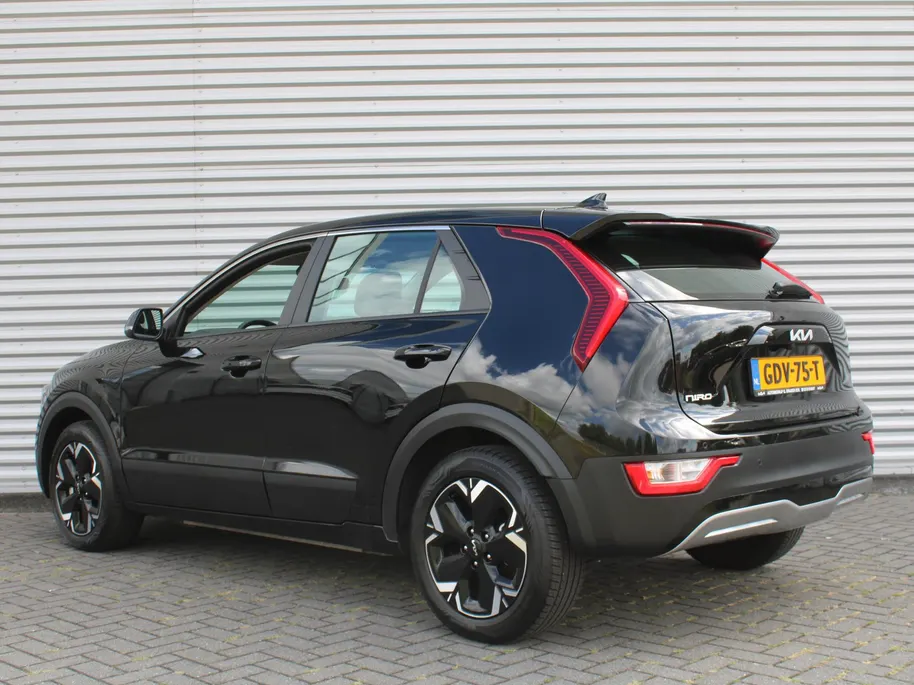 Kia Niro EV Light Edition 64.8 kWh | Camera | Cruise adapt. | Clima | 17' LM | Navi | Keyless | All season banden | 17% bijtelling |