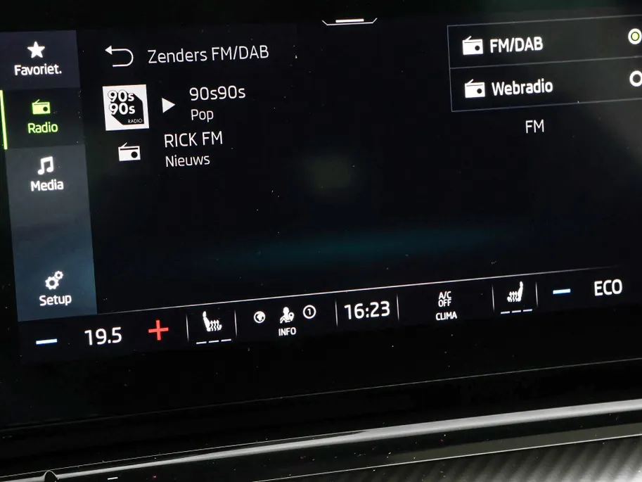 Škoda Octavia Combi 1.4 TSI 245pk DSG RS iV PHEV Business · Panoramadak · Apple/Android Car Play · P-Sensoren · Sfeerverlichting · 18'' Inch ·