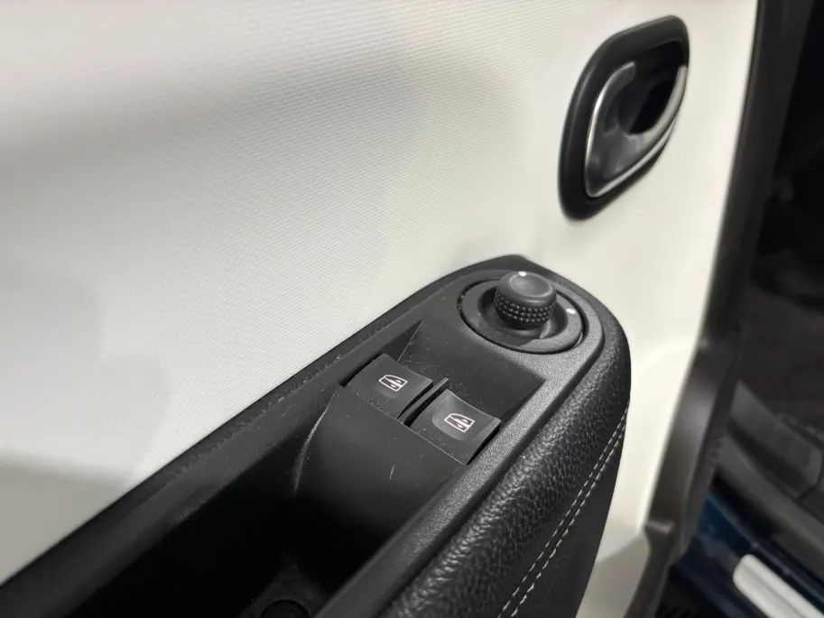 Renault Twingo Z.E. R80 Intens Automaat | 1e eigenaar | Apple CarPlay/Android Auto | Climate Control | Lichtmetalen Velgen | Cruise Control | Licht & Regen Sensor | Half Leder | Privacy Glass | Elektrische Ramen & Spiegels |