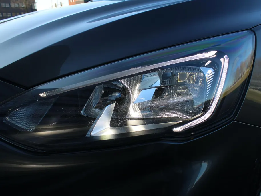 Ford Focus Wagon 1.0 EcoBoost ST Line Business | Stuur-/stoel-/voorruitverwarming | Camera | Clima | Draadloze telefoonlader | 17' LM | Navi |