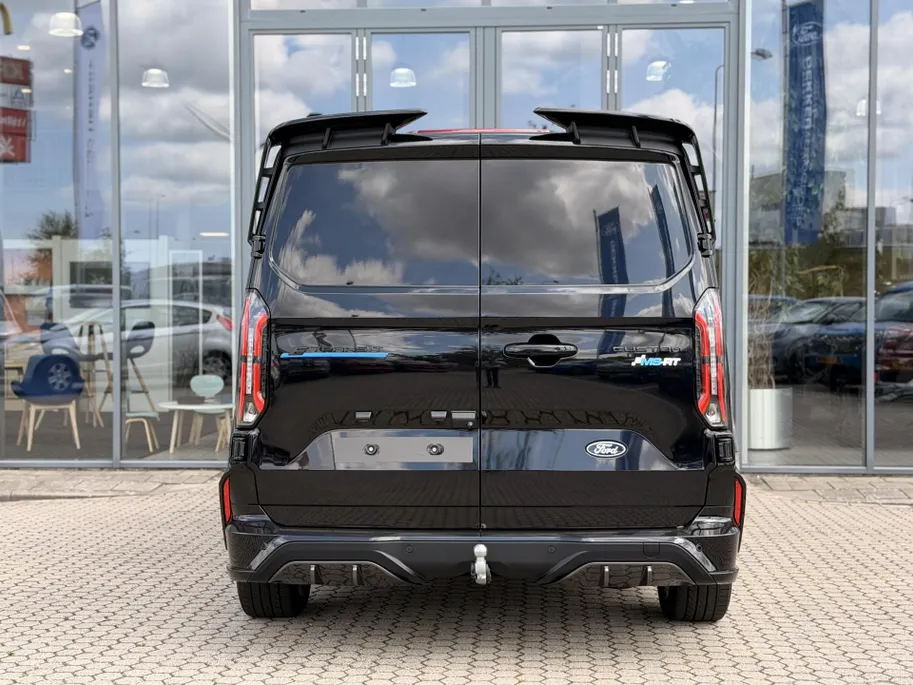 Ford E-Transit Custom L2H1 MS-RT 71 kWh 286 PK Dubbele Cabine UIT VOORRAAD I INKLAPBARE TREKHAAK I DRIVER ASSIST PACK ULTIMATE I DUBBELE ZIJSCHUIFDEUREN I FULL LED-KOPLAMPEN I APPLE CARPLAY / ANDROID AUTO I