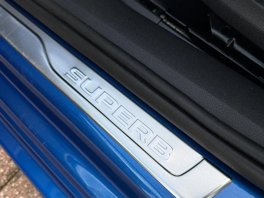 Škoda Superb Combi 1.4 TSI iV Business Edition Plus *Automaat*Navi+Camera*Parkeersensoren*Elekt. Stoelen*Lederen bekleding*Winter Pack*VOL OPTIES!