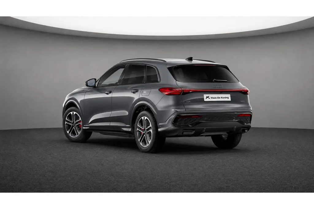 Audi Q5 2.0 TFSI e-hybrid quattro S edition Competition 367 PK · Glazen panoramadak · Tech pro · B&O premium 3D
