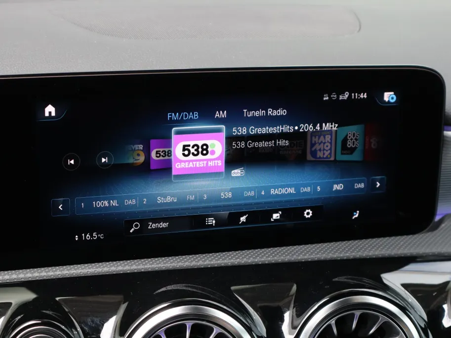 Mercedes-Benz A-Klasse 250 e AMG Line | HUD | Multispaak | LED | Navigatie | Camera | Automaat