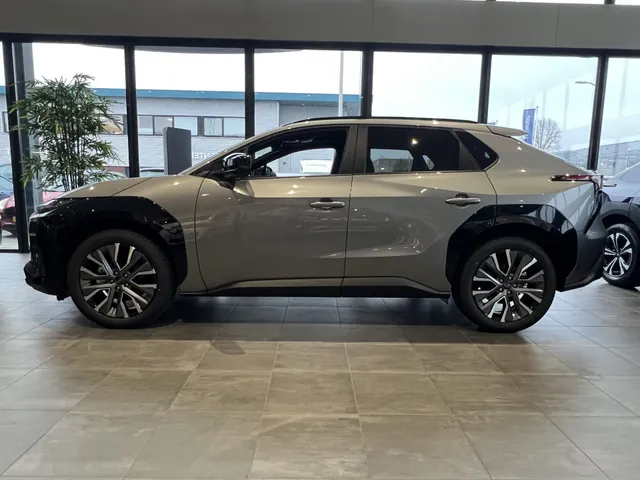 Subaru Solterra 4E-xperience 73.1 kWh | NIEUW MODEL!!! | 100% Elektrisch | Uit Voorraad Leverbaar | Panoramisch Dak | Dubbelen Draadloze Telefoonoplader | Nieuw Multimedia Systeem