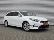 Kia Ceed Sportswagon 1.5 T-GDi DynamicPlusLine | Stoel- & stuurverwarming | Camera | Clima | Cruise adapt. | LED | Navi | Elek. achterklep | 16' LM |