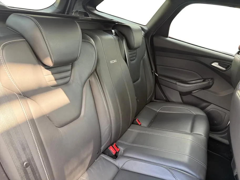 Ford Focus Wagon 2.0 EcoBoost ST-3 |Dealer onderhouden| Recaro-Stoelen | Parkeer Camera | Leder | Cruise Control | Climate Control | Parkeer Sensoren |