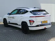 Hyundai Kona 64,8 kWh 204pk Pure Edition + Comfort Pack / DIRECT LEVERBAAR! / Demonstratieauto / 19' velgen!