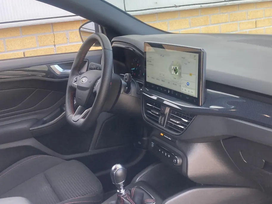 Ford Focus 1.0 EcoBoost Hybrid 125 pk ST Line Wagon Navigatie groot scherm - Apple Carplay/ Android Auto - Winter Pack - Driver Assistance Pack