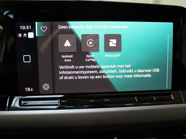 Volkswagen Golf 1.0 eTSI Life DSG | Navigatie Pro | Cruise Control | Lichtmetalen velgen