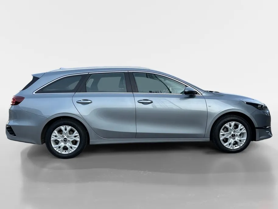 Kia Ceed Sportswagon 1.5 T-GDi DynamicLine | All-Seasonbanden | Apple Carplay / Android Auto | Navigatiesysteem | Parkeersensoren Voor + Achter | Parkeercamera Achter | Licht + Regensensor | Cruise Control | Climate Control | 16'Lichtmetalen velgen