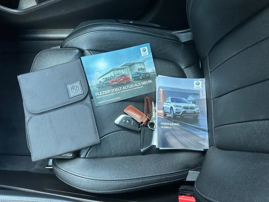 BMW X1 sDrive18i High Executive | Automaat | Head-Up Display | Automatische Achterklep | Panorama Dak | Stoelverwarming | Volledig Lederen Bekleding | Dealer Onderhouden | Camera | 12 Maanden BOVAG Garantie