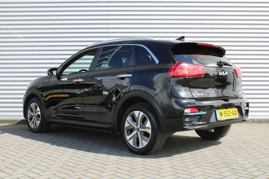 Kia e-Niro DynamicPlusLine 64 kWh | Warmtepomp | Schuif/kantel dak | 17' LM | Airco | Cruise | Navi | Camera |