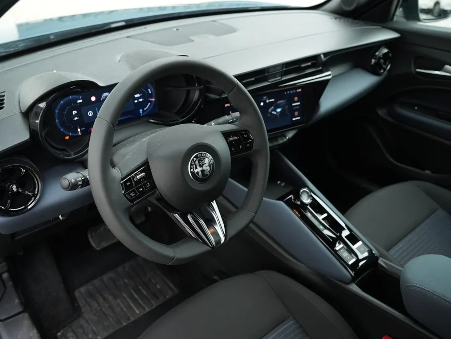 Alfa Romeo Junior Elettrica 54 kWh | Carplay | Clima | Cruise | LED | 18'