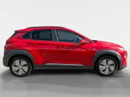 Hyundai Kona EV Fashion 64 kWh 204PK | Warmtepomp | SOH 100 % | Navigatie | Apple Carplay & Android Auto | Adaptive cruise control | Climate control | Head-up display | Parkeersensoren achter | Trekhaak |