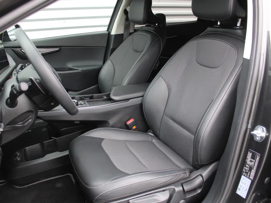 Kia EV6 Light Edition 63 kWh | Stuur-/stoelverwarming | Camera | 19' LM | LED | Adap. Cruise | Clima | Draadloze telefoonlader | 17% bijtelling |