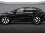 Audi Q4 Q4 S edition performance 82 kWh 286 PK · Trekhaak elek. wegklapbaar · Optiekpakket zwart · Opberg- en bagageruimtepakket