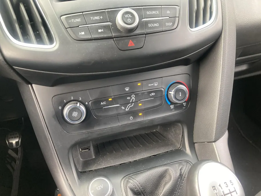Ford Focus 1.0 Ecoboost 125 pk ST-Line Wagon Navigatie - Apple Carplay/ Android Auto - Active Park Assist - Privacy Glass