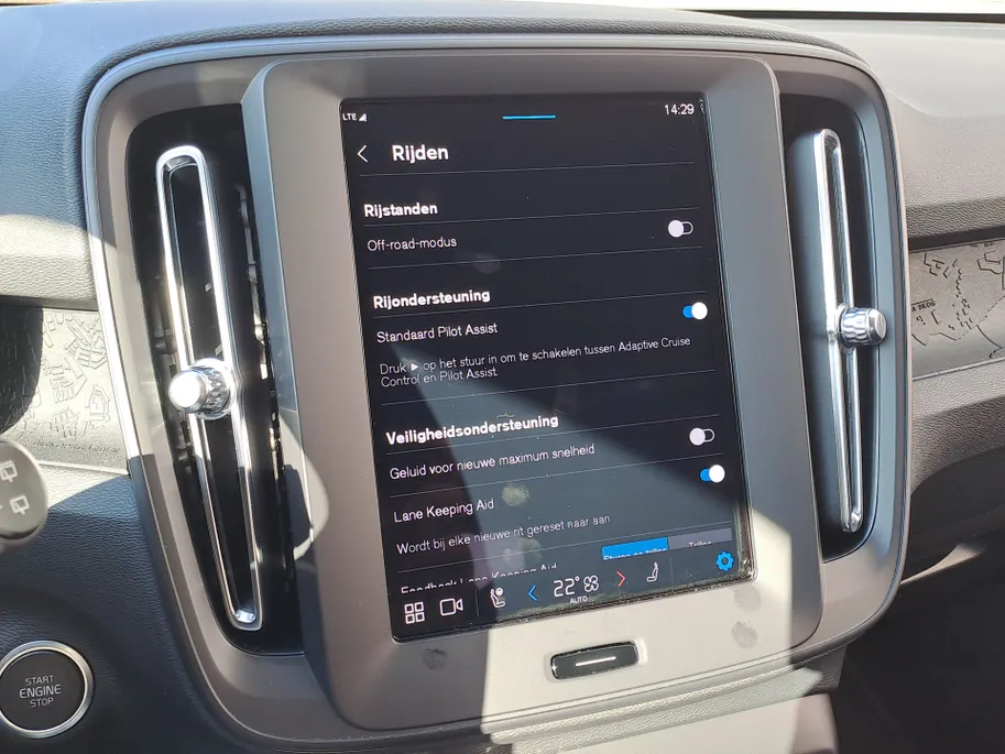 Volvo XC40 2.0 B3 Essential AUTOMAAT | Stuur/stoelverwarming | Adaptieve Cruise | Camera | Sensoren | Dode hoek | Apple Carplay/Android Auto
