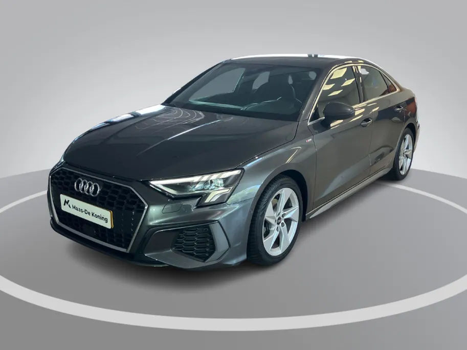 Audi A3 Limousine 30 TFSI/110PK S edition · Navigatie · Camera + Parkeersensoren · Apple/Android · Garantie t/m 16-10-2027 of 100000km.