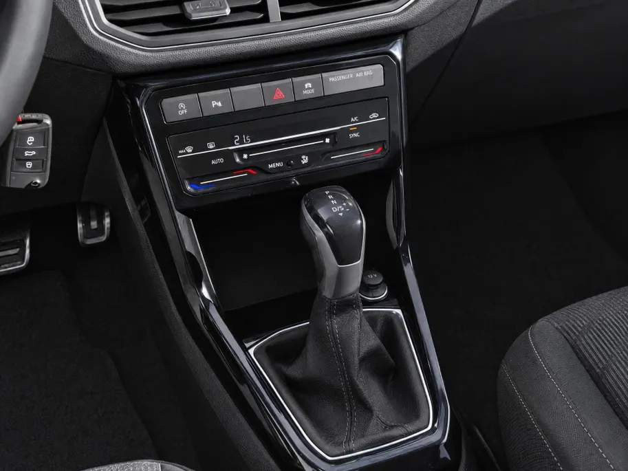 Volkswagen T-Cross 1.0TSI/116PK R-Line Camera + parkeersensoren · Apple/Android Car Play · Dodehoeksensoren · Garantie t/m 24-02-2028