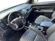 Mitsubishi Outlander 2.4 PHEV Instyle | Trekhaak | Leder | Schuif-kantel dak | Rondom camera | Elektrisch. Achterklep | Stoel en stuurverwarming | Set winterwielen |