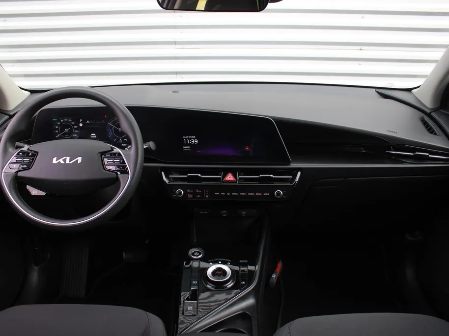 Kia Niro EV Light Edition 64.8 kWh | Airco | Cruise | Navi | Camera | PDC | 17' LM | All season banden | 17% bijtelling |