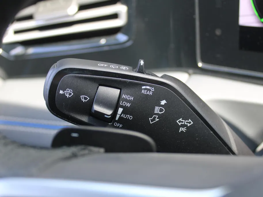Volkswagen Tiguan 1.5 eHybrid R-Line Edition | Elek. trekhaak | Schuifdak | Stuur-/stoelverwarming + massage | Camera | 20' LM | HUD | LED | Dodehoek detectie | Nieuwstaat | BTW auto |