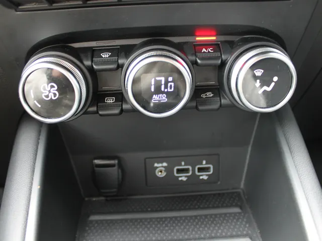 Renault Captur 1.3 TCe 140 AUTOMAAT Intens | Navigatie | Camera | Cruise | Climate Control