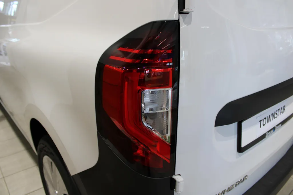 Nissan Townstar N-Connecta L2 44 kWh Nissan TOWNSTAR N-Connecta L2 45 kWh | 22% VOORRAAD KORTING | TREKVERMOGEN 1500KG | APPLE CAR/ANDROID AUTO | ECO LEDER |SEBA SUBSIDIE MOGELIJK TOT 5000 EURO |