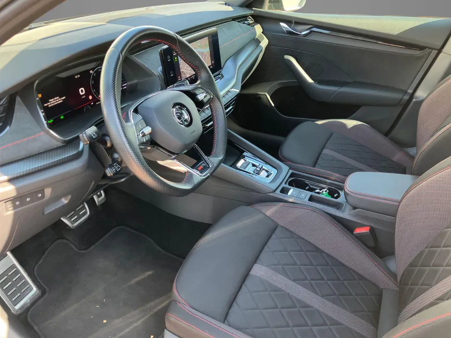 Škoda Octavia Combi 1.4TSI iV PHEV 180kW/245PK RS · Canton Audio · Navigatie · Apple/Android Car Play · Parkeersensoren